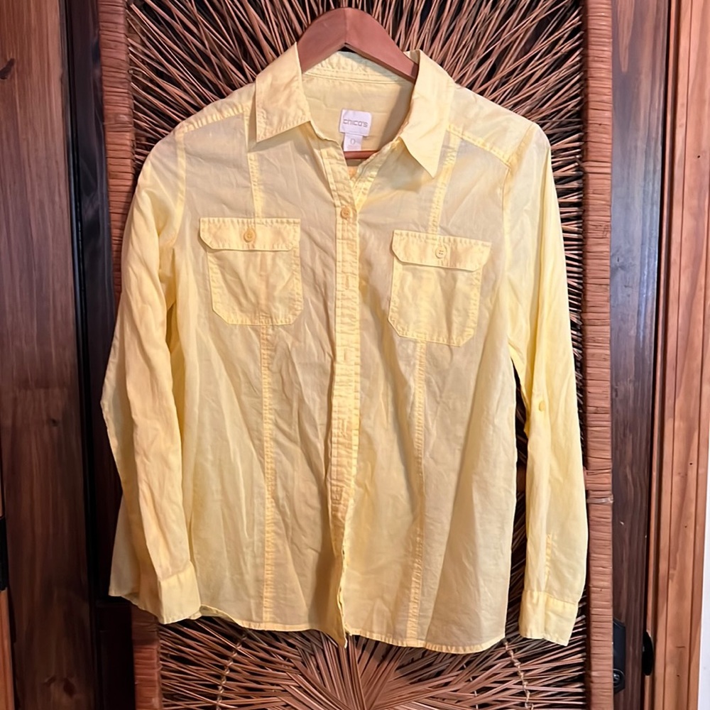 Chico’s Size 0 button down pale yellow shirt ☀️ 100% cotton for spring summer